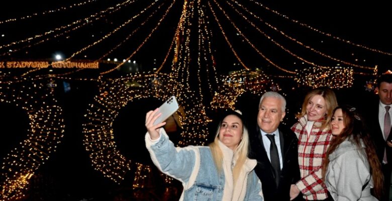 Yeni yıl coşkusu, Bursa Yeni Yıl Meydanı’nda yaşanıyor