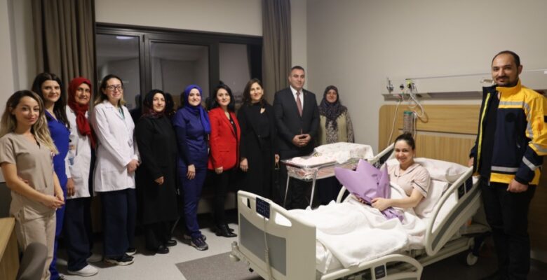 Büyükşehir’den yılın son ve ilk bebeklerine ziyaret