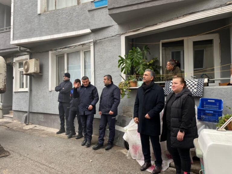 Gemlik Balık Pazarı’nda Metruk Bina Temizliği