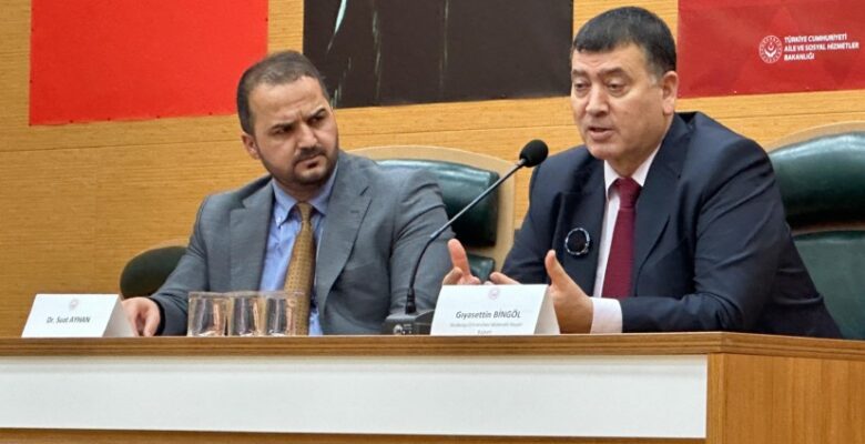 “Ailenin Temel Direği Annedir”