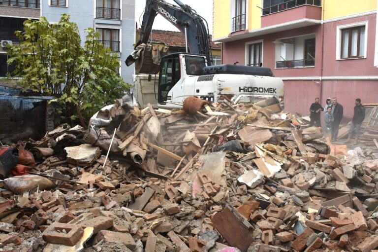 Gemlik Belediyesi’nden metruk bina temizliği