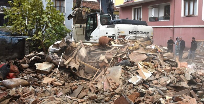 Gemlik Belediyesi’nden metruk bina temizliği