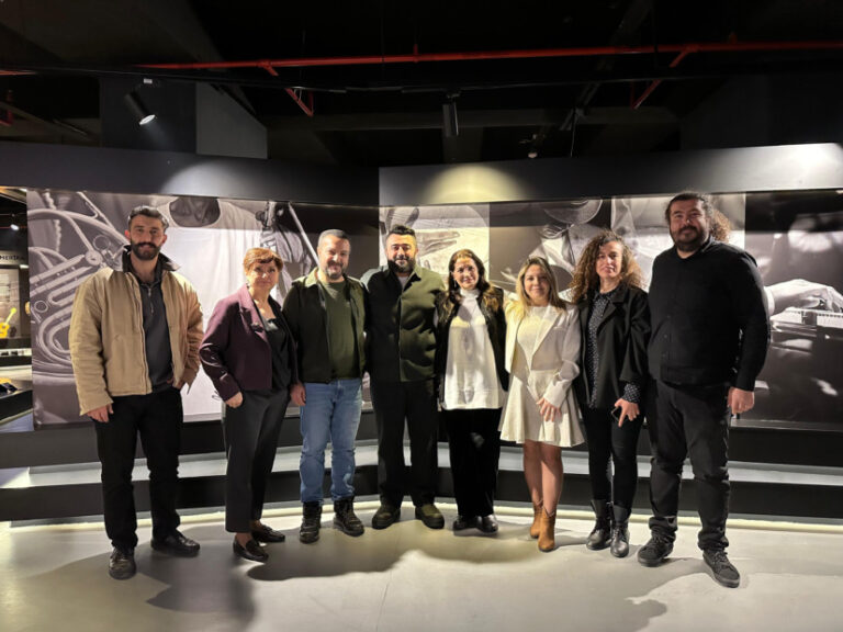 MEM Sahne’de yılın son konserini Karademir verdi