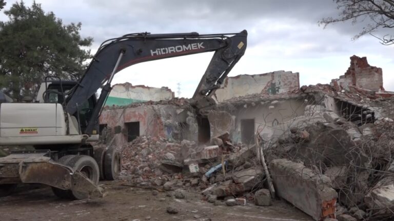 Gemlik Muratoba’da metruk bina yıkımı