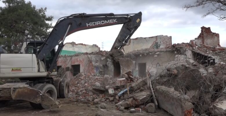 Gemlik Muratoba’da metruk bina yıkımı