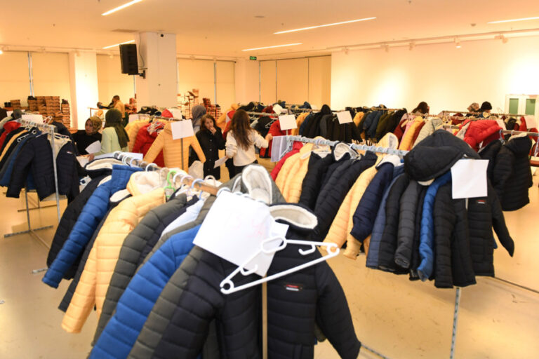 Sevgi Mağazası hem bedenleri hem yürekleri ısıtıyor