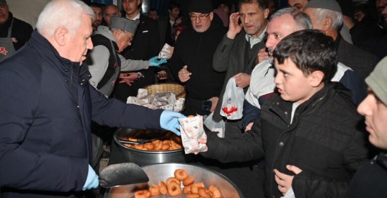 Başkan Bozbey’den Regaib Kandilinde tatlı ve lokma ikramı