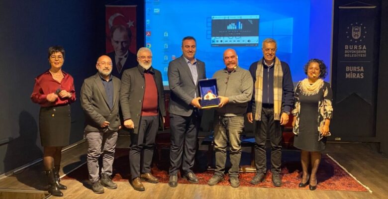 ‘Bursa Bellek- Kent Söyleşileri’nin ilk konuğu Ezel Akay oldu