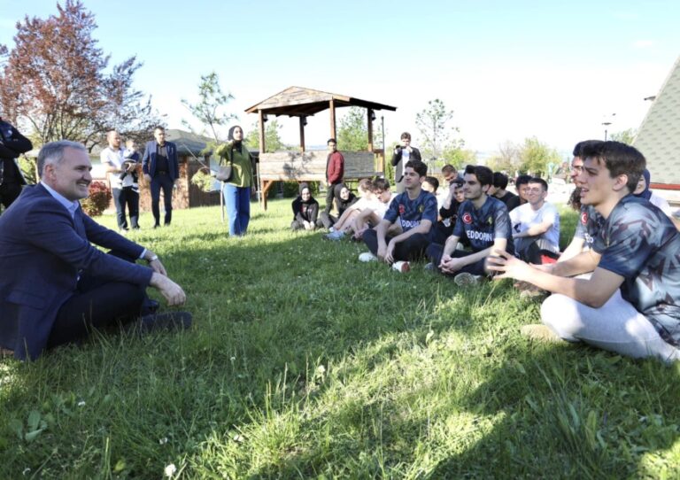 İNEGÖLLÜ GENÇLERE 5 MİLYON TL EĞİTİM YARDIMI