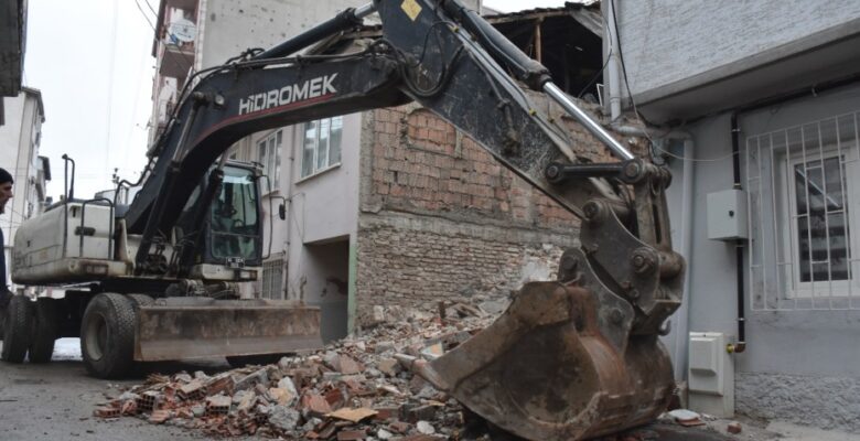 Gemlik Belediyesi metruk bina yıkımlarını sürdürüyor