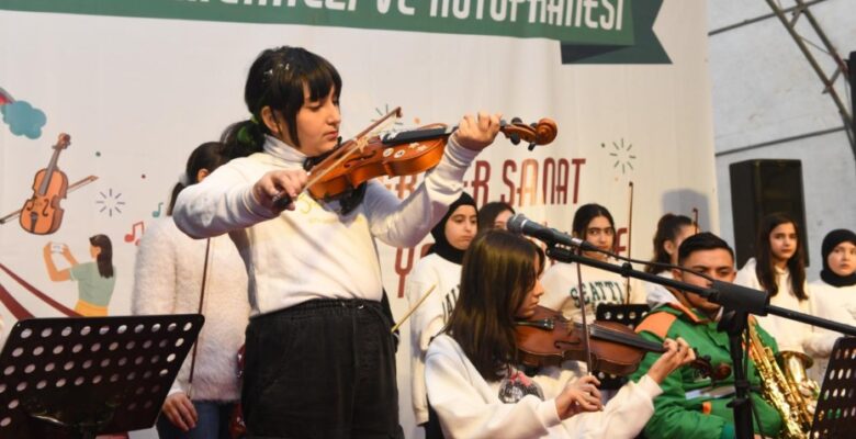 Gençlik Orkestrası ve Korosu’ndan öğrencilere tatil konseri