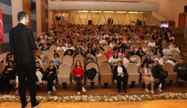 ÖZEL BURSA KÜLTÜR OKULLARI’NDAN VELİLERE “YAPAY ZEKA” SEMİNERİ