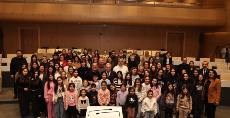 Depremin yaralarını müzik ve dayanışma ile sarıyorlar