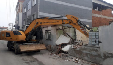 Osmangazi’de 100 metruk bina yıkıldı