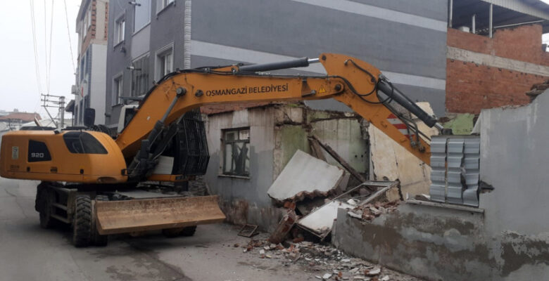 Osmangazi’de 100 metruk bina yıkıldı