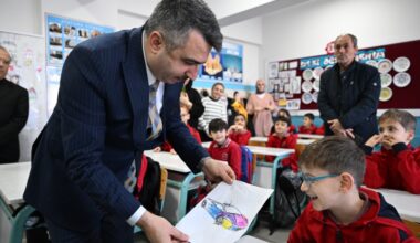 BAŞKAN YILMAZ, ÖĞRENCİLERİN KARNE HEYECANINA ORTAK OLDU