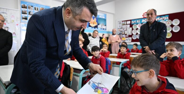 BAŞKAN YILMAZ, ÖĞRENCİLERİN KARNE HEYECANINA ORTAK OLDU