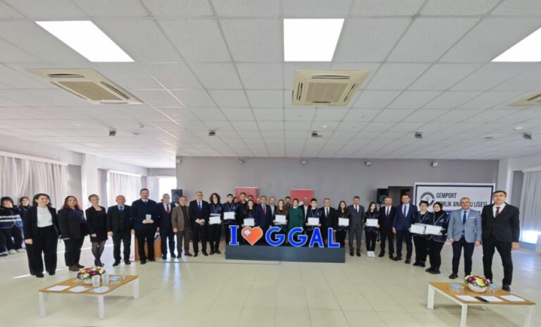 GEMLİK TİCARET VE SANAYİ ODASI’NA EĞİTİME KATKILARINDAN DOLAYI PLAKET VERİLDİ