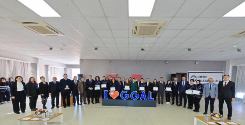 GEMLİK TİCARET VE SANAYİ ODASI’NA EĞİTİME KATKILARINDAN DOLAYI PLAKET VERİLDİ