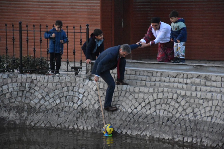 Şükrü Deviren’den Çocuklara Top Kurtarma Sürprizi (Görüntülü)