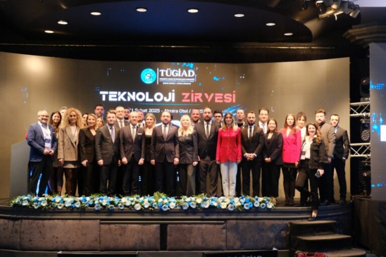BURSA’DA YAPAY ZEKA RÜZGARI: TEKNOLOJİ ZİRVESİ BÜYÜK İLGİ GÖRDÜ