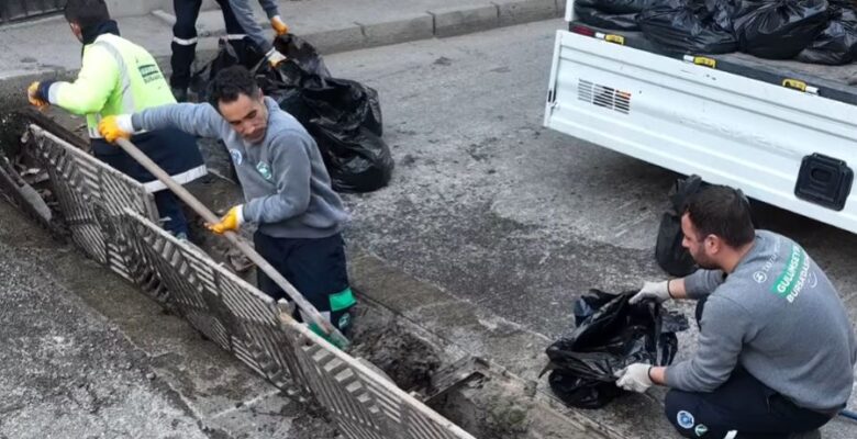 Büyükşehir’den sorunsuz altyapı için ızgara temizliği