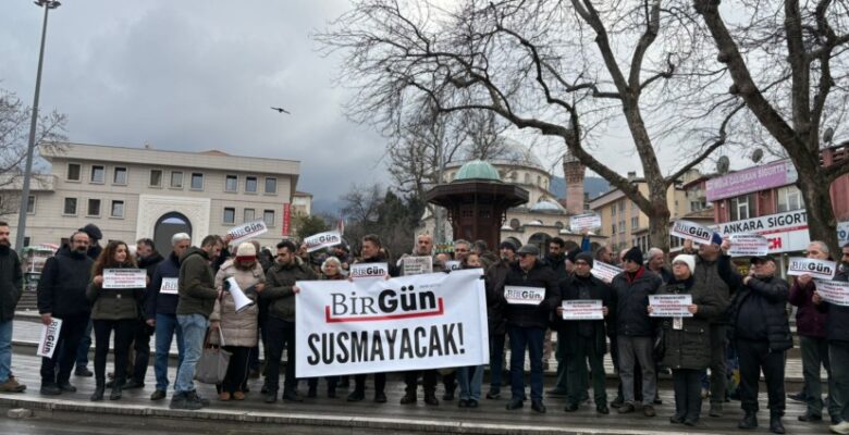 Bursa’da gazetecilere gözaltı protestosu: BirGün susmadı, susmayacak