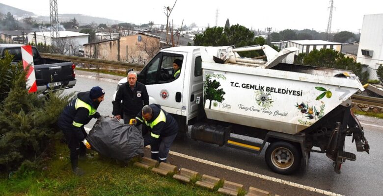 Gemlik’in 4 Bir Yanında Temizliğe 24 Saat Devam Ediliyor