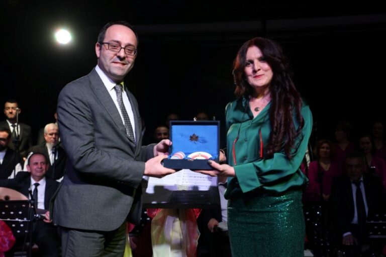 TÜRK SANAT MÜZİĞİ KOROSUNDAN MUHTEŞEM PERFORMANS