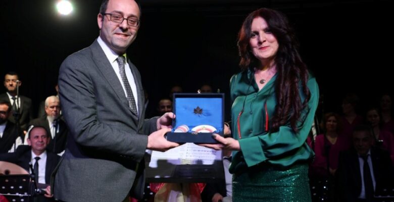 TÜRK SANAT MÜZİĞİ KOROSUNDAN MUHTEŞEM PERFORMANS