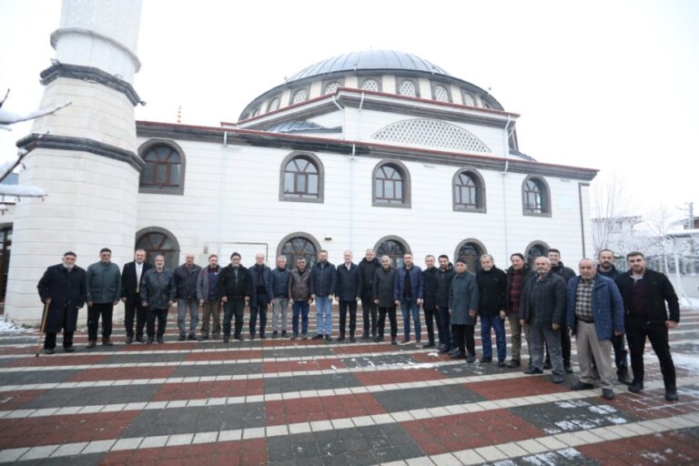 BEREKET SOFRASI EMİR SULTAN CAMİİNDE KURULDU