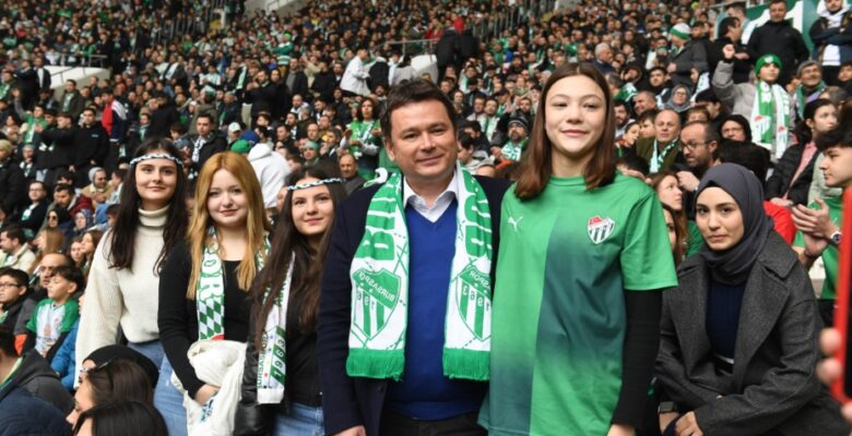 Başkan Aydın, Bursaspor’un maçını öğrencilerle birlikte izledi