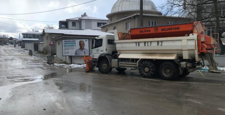 Nilüfer’de yolların açılması için ekipler seferber oldu
