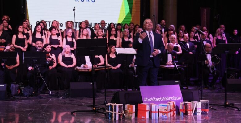 Sevgililer Günü konserine bilet yerine kitap bağışıyla girdiler