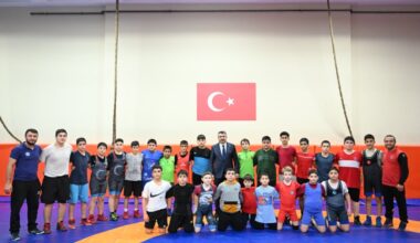 BAŞKAN YILMAZ ŞAMPİYON GÜREŞÇİLERLE BULUŞTU