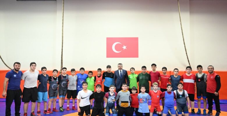 BAŞKAN YILMAZ ŞAMPİYON GÜREŞÇİLERLE BULUŞTU