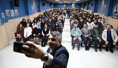 BAŞKAN YILMAZ MESAİSİNE ÖĞRENCİLERLE BAŞLADI