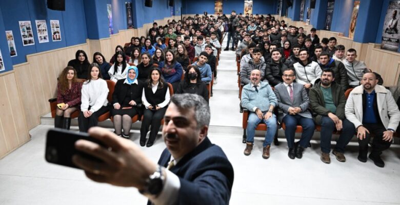 BAŞKAN YILMAZ MESAİSİNE ÖĞRENCİLERLE BAŞLADI