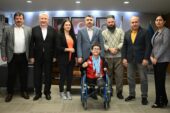 TEK KOLUYLA YÜZEN MUHAMMED ALİ ŞAMPİYONLUĞA KULAÇ ATIYOR