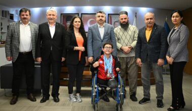 TEK KOLUYLA YÜZEN MUHAMMED ALİ ŞAMPİYONLUĞA KULAÇ ATIYOR