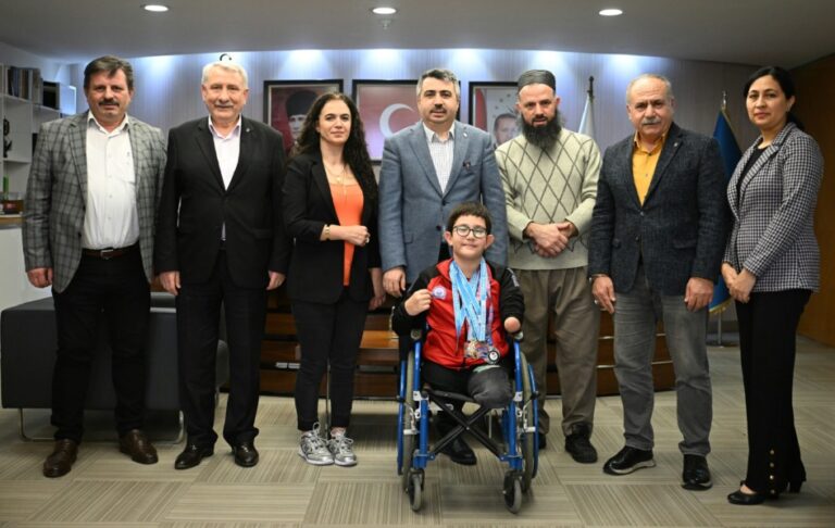 TEK KOLUYLA YÜZEN MUHAMMED ALİ ŞAMPİYONLUĞA KULAÇ ATIYOR