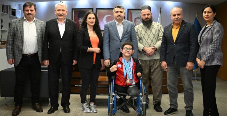 TEK KOLUYLA YÜZEN MUHAMMED ALİ ŞAMPİYONLUĞA KULAÇ ATIYOR