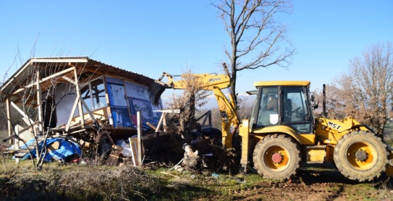 YENİŞEHİR’DE KAÇAK YAPILAR TEK TEK YIKILIYOR