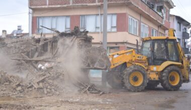 YENİŞEHİR’DE METRUK BİNALAR YIKILIYOR