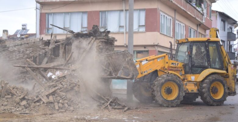 YENİŞEHİR’DE METRUK BİNALAR YIKILIYOR