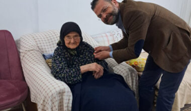 94 Yaşında Bir Cumhuriyet Sevdalısı: Halime Teyze CHP’ye Katıldı