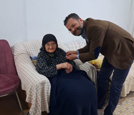 94 Yaşında Bir Cumhuriyet Sevdalısı: Halime Teyze CHP’ye Katıldı