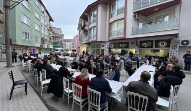 Gemlik Beşiktaş Taraftarları Derneği’nden Sokak İftarı Gemlik Beşiktaş Taraftarları Derneği’nden Sokak İftarı