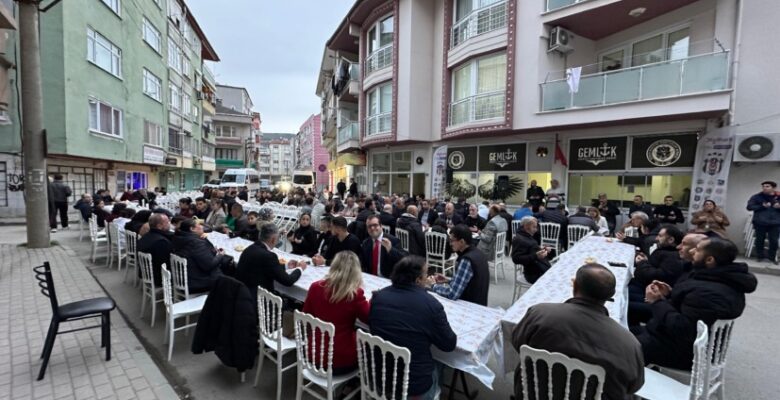 Gemlik Beşiktaş Taraftarları Derneği’nden Sokak İftarı