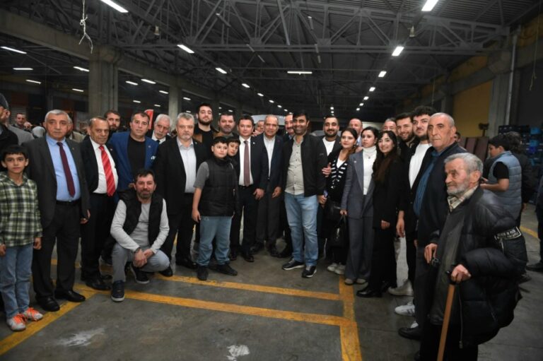 Başkan Erkan Aydın bin kişiyle aynı anda iftar açtı